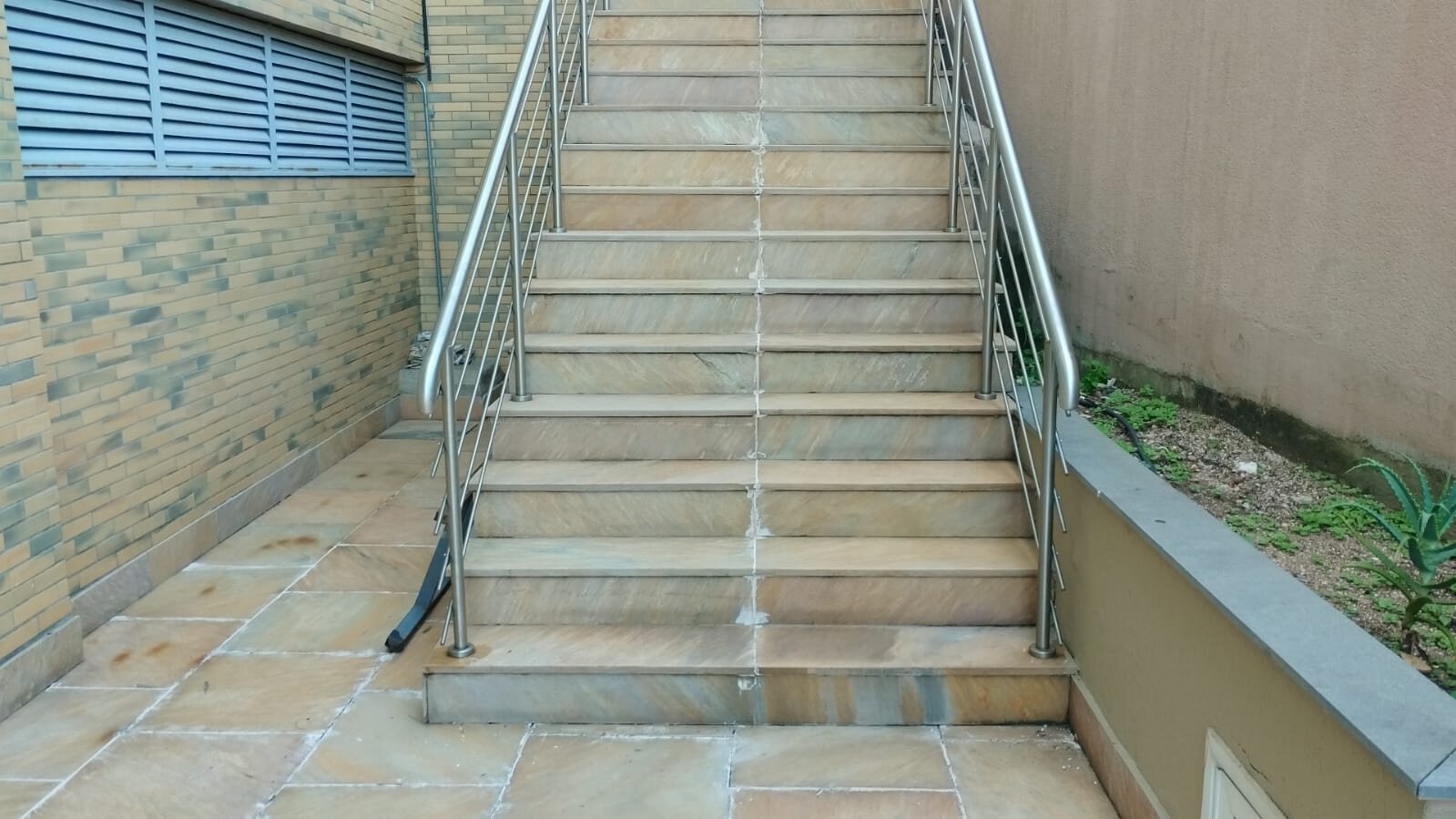 Corrimão em escada externa