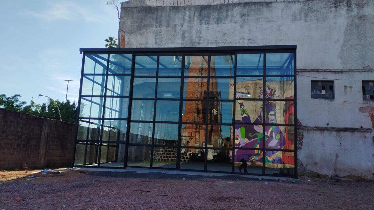 Fechamento metálico envidraçado